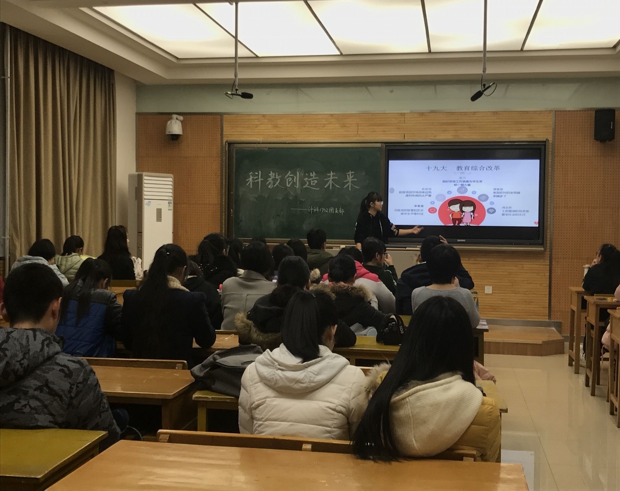 团员代表讲解相关重要内容.jpg 团员代表讲解相关重要内容.jpg