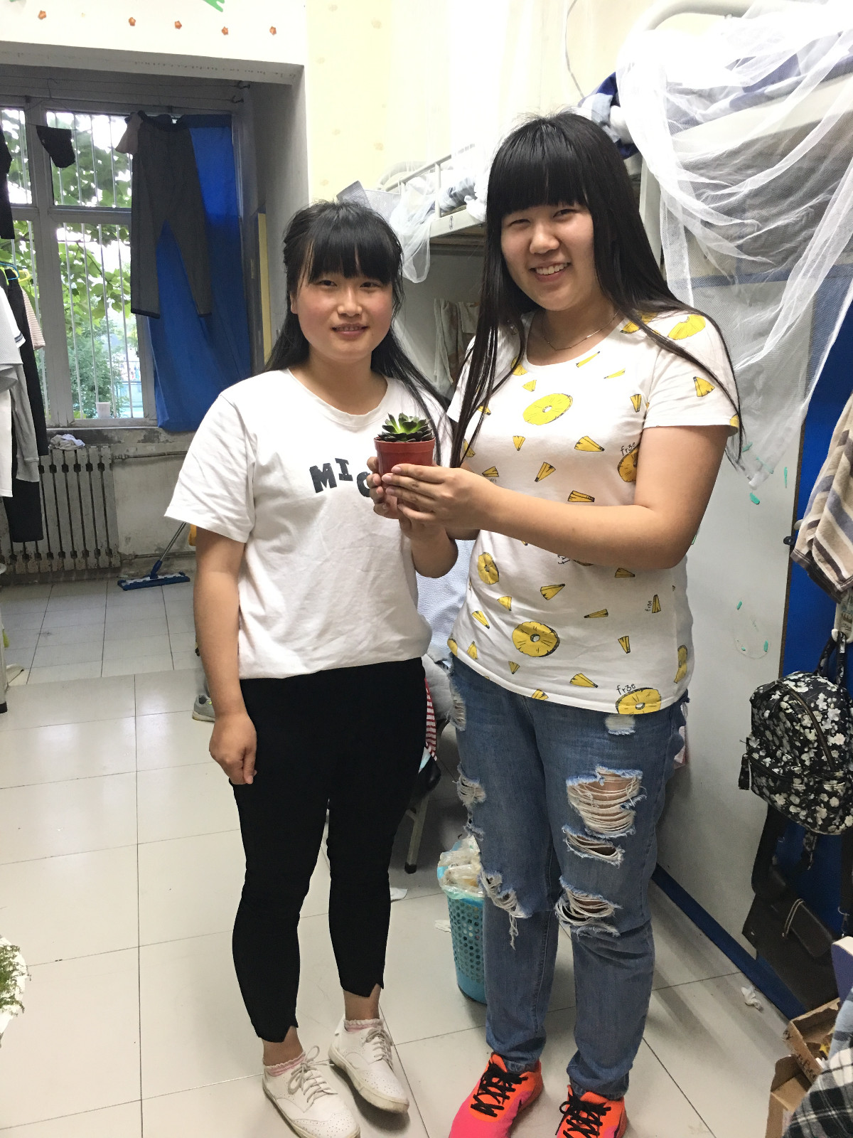 给同学发放奖品2.JPG 给同学发放奖品2.JPG